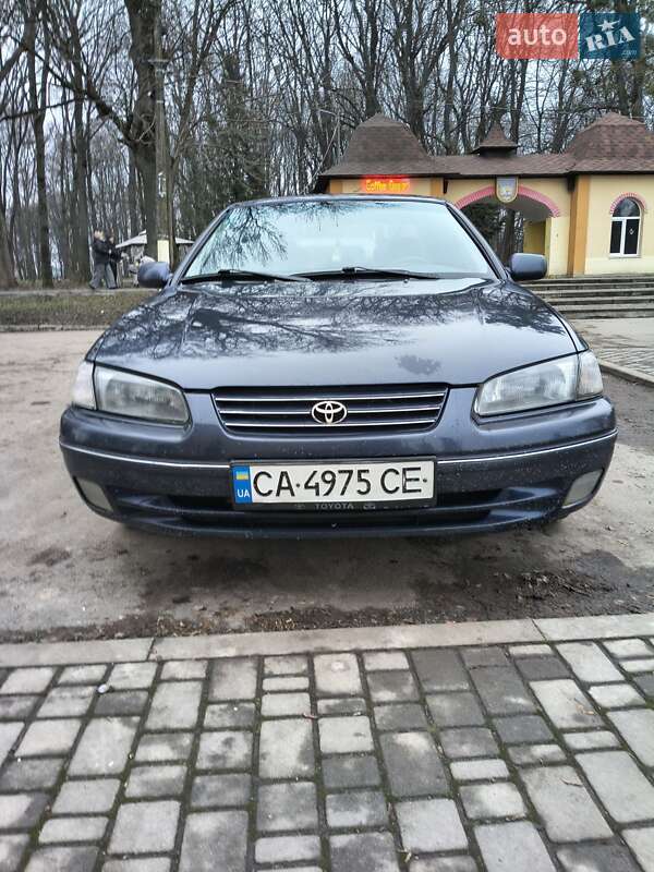 Седан Toyota Camry 1998 в Києві