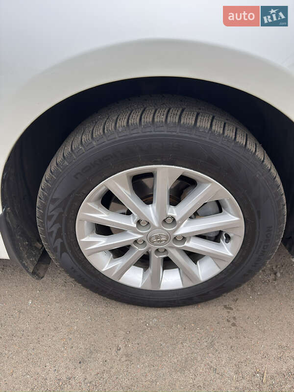 Седан Toyota Camry 2016 в Киеве