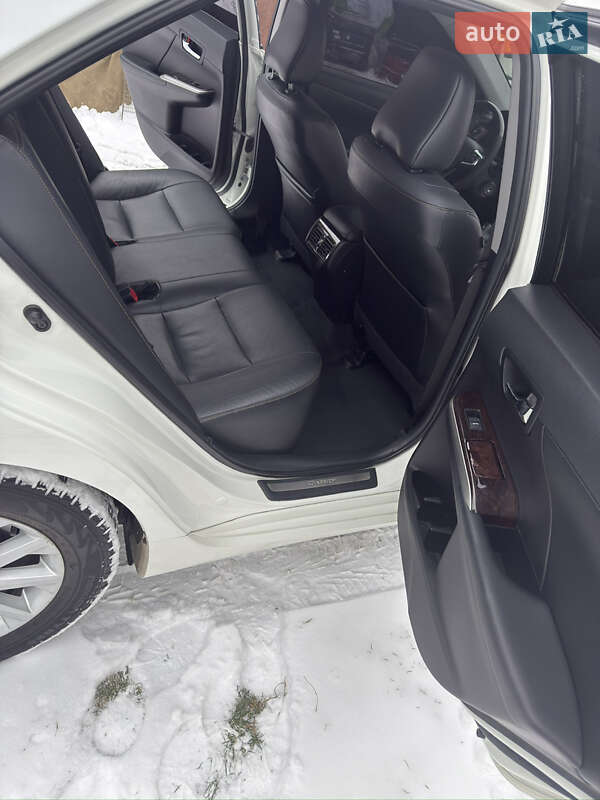 Седан Toyota Camry 2016 в Киеве