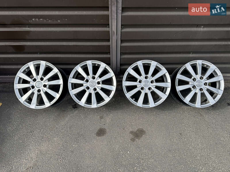 Седан Toyota Camry 2016 в Киеве