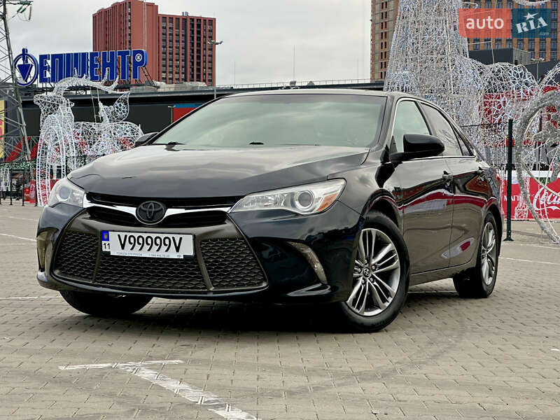 Седан Toyota Camry 2016 в Киеве