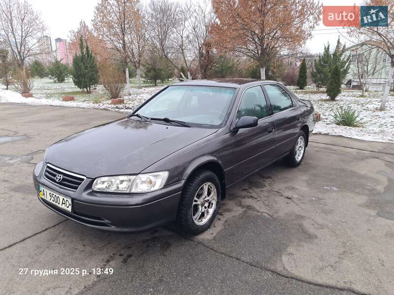 Седан Toyota Camry 2000 в Києві