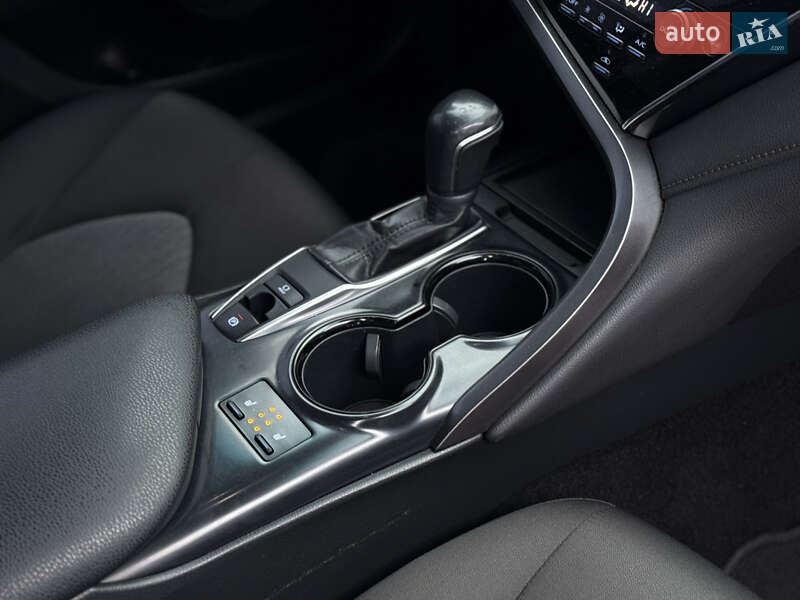 Седан Toyota Camry 2018 в Чернігові