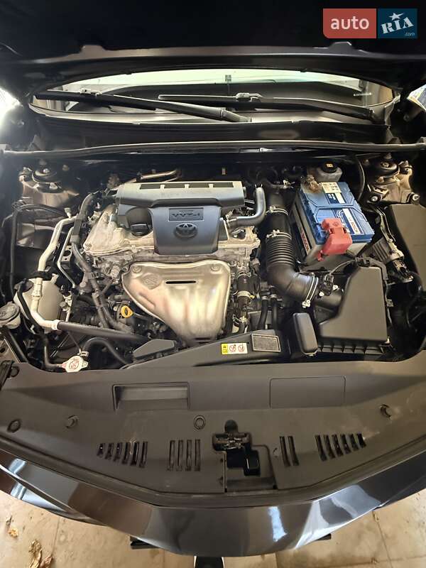 Седан Toyota Camry 2018 в Чернівцях