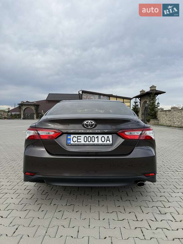 Седан Toyota Camry 2018 в Чернівцях