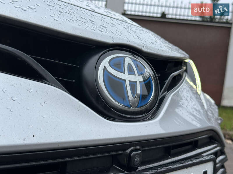 Седан Toyota Camry 2023 в Києві
