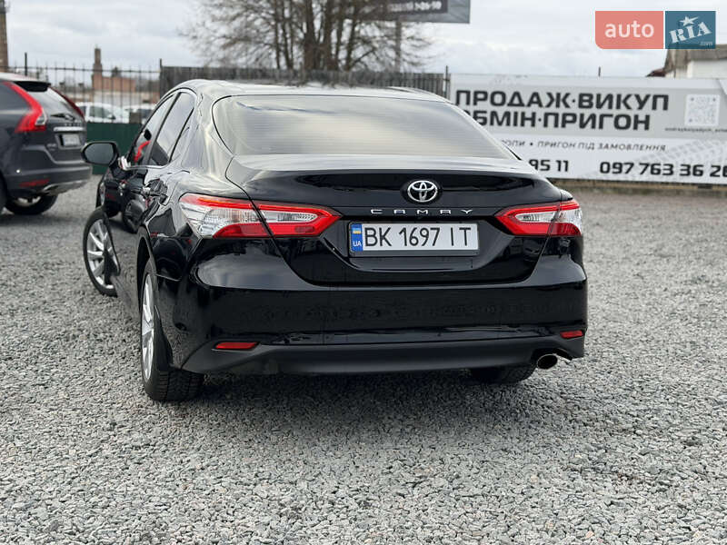 Седан Toyota Camry 2019 в Сарнах