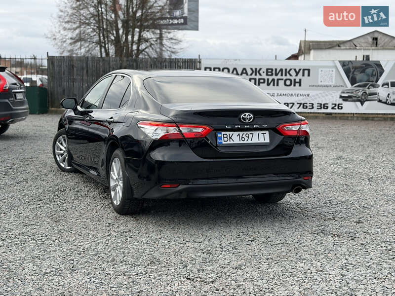 Седан Toyota Camry 2019 в Сарнах