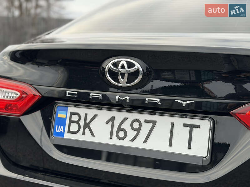 Седан Toyota Camry 2019 в Сарнах