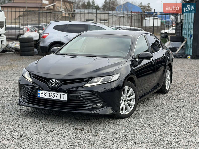 Седан Toyota Camry 2019 в Сарнах