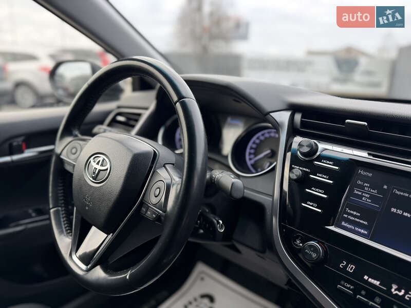 Седан Toyota Camry 2019 в Сарнах