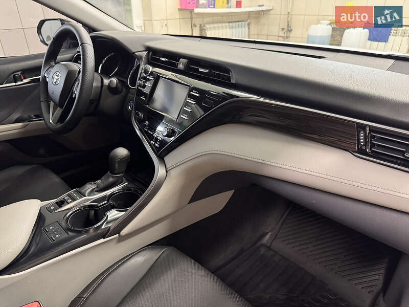Седан Toyota Camry 2019 в Харькове