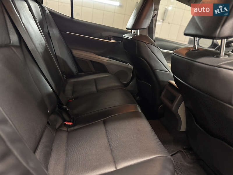 Седан Toyota Camry 2019 в Харькове