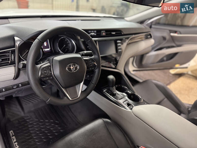 Седан Toyota Camry 2019 в Харькове