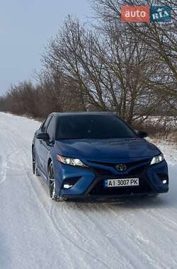 Седан Toyota Camry 2017 в Киеве
