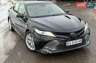 Седан Toyota Camry 2019 в Киеве