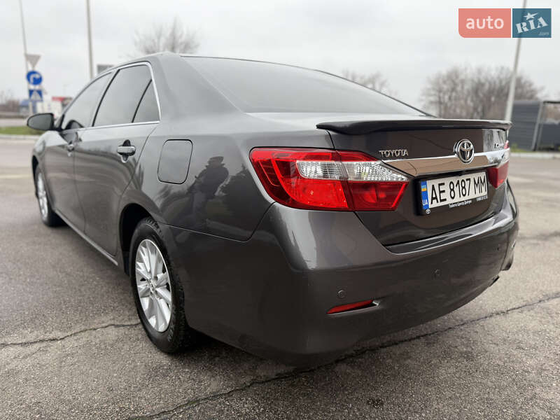 Седан Toyota Camry 2012 в Дніпрі