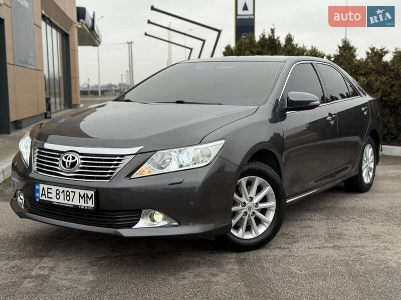 Седан Toyota Camry 2012 в Дніпрі