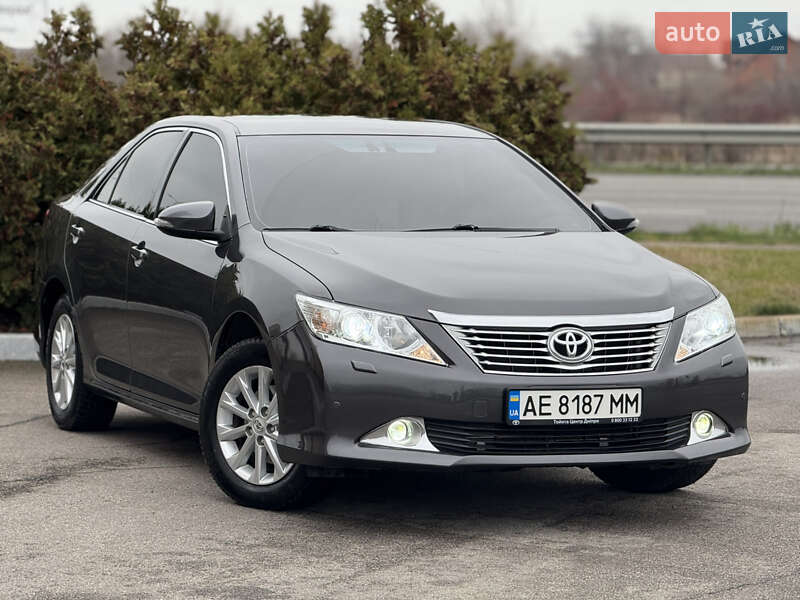 Седан Toyota Camry 2012 в Дніпрі