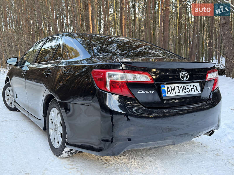 Седан Toyota Camry 2014 в Житомирі