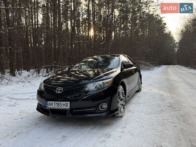 Седан Toyota Camry 2014 в Житомирі