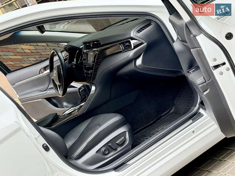 Седан Toyota Camry 2020 в Одессе