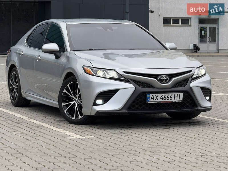 Седан Toyota Camry 2017 в Тернополе