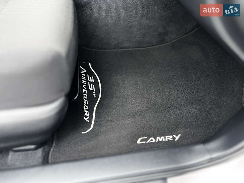 Седан Toyota Camry 2017 в Виннице