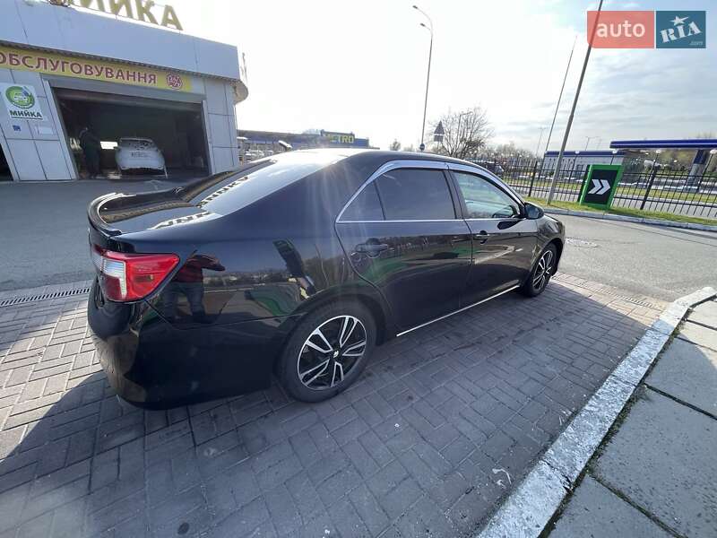 Седан Toyota Camry 2013 в Киеве