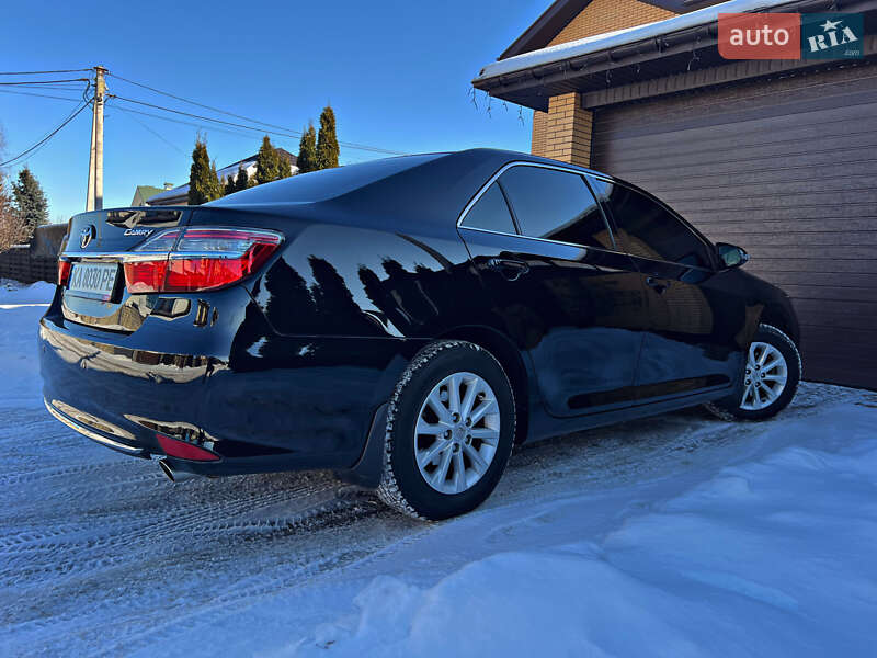 Седан Toyota Camry 2016 в Киеве