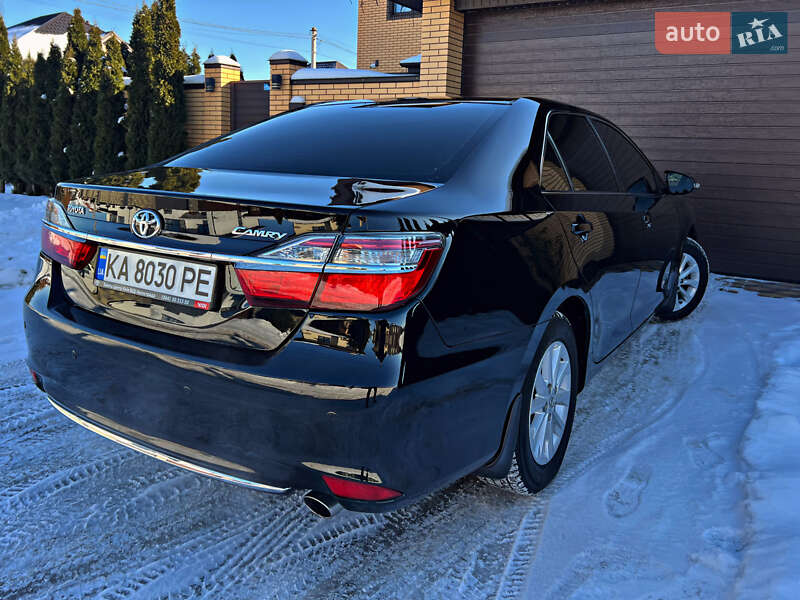 Седан Toyota Camry 2016 в Киеве