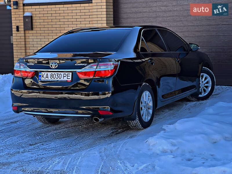 Седан Toyota Camry 2016 в Киеве