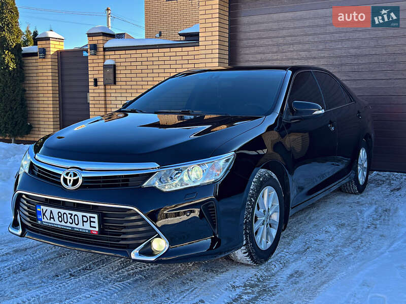 Седан Toyota Camry 2016 в Киеве