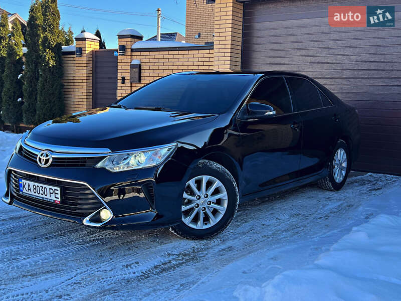 Седан Toyota Camry 2016 в Киеве