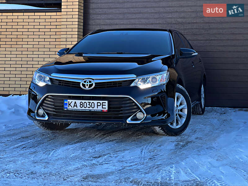 Седан Toyota Camry 2016 в Киеве
