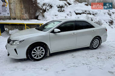 Седан Toyota Camry 2016 в Киеве