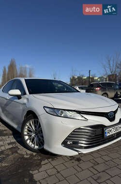 Седан Toyota Camry 2019 в Хмельницком