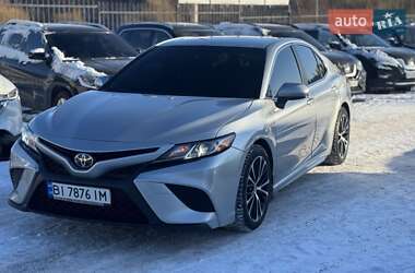 Седан Toyota Camry 2018 в Полтаве