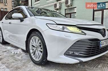 Седан Toyota Camry 2019 в Киеве