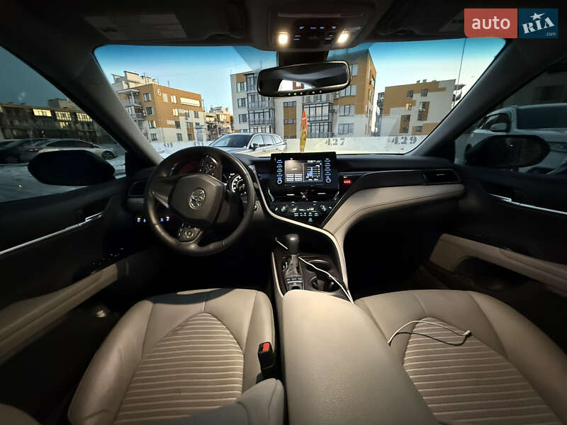 Седан Toyota Camry 2023 в Киеве