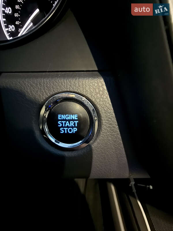 Седан Toyota Camry 2023 в Киеве