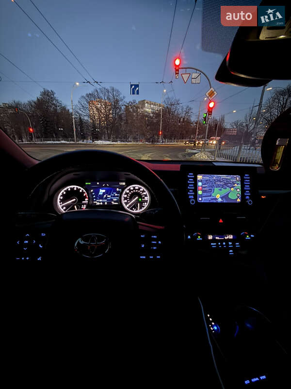 Седан Toyota Camry 2023 в Киеве