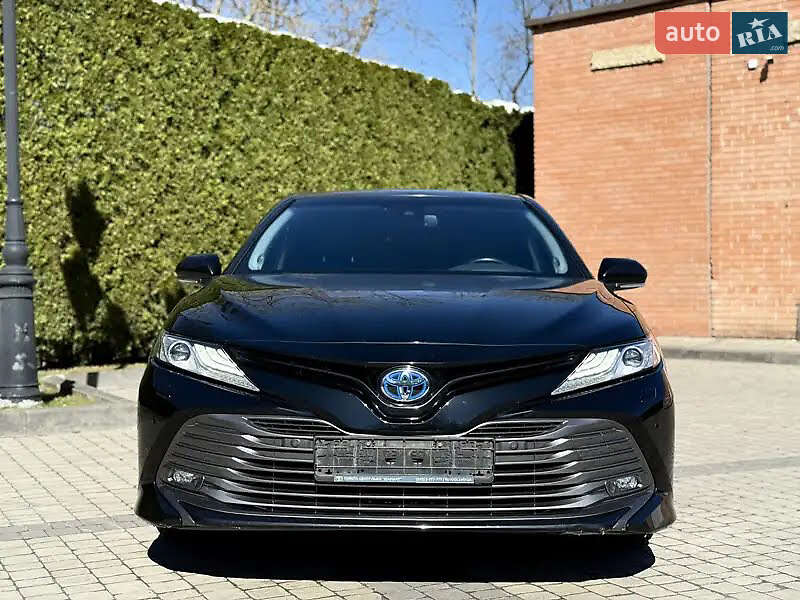 Седан Toyota Camry 2019 в Львове