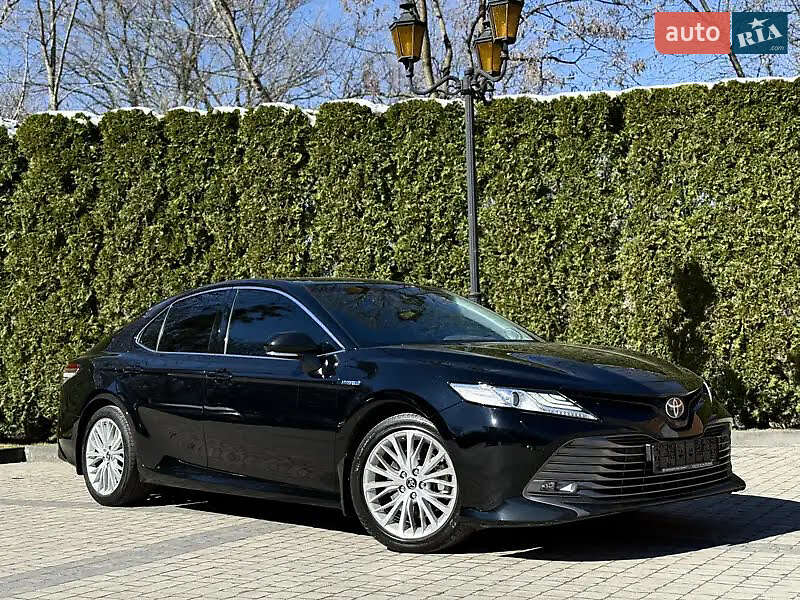 Седан Toyota Camry 2019 в Львове