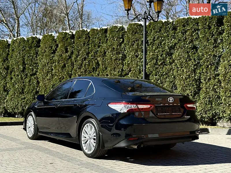 Седан Toyota Camry 2019 в Львове