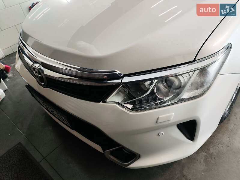 Седан Toyota Camry 2016 в Киеве