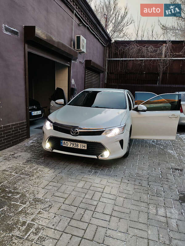 Седан Toyota Camry 2016 в Киеве