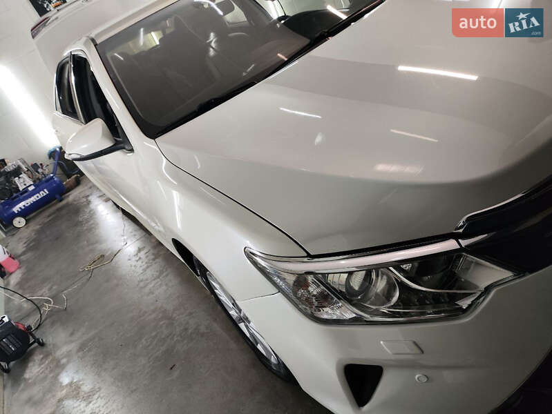 Седан Toyota Camry 2016 в Киеве