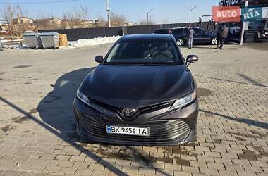 Седан Toyota Camry 2017 в Дубно