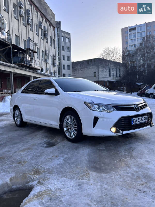Седан Toyota Camry 2016 в Чернигове